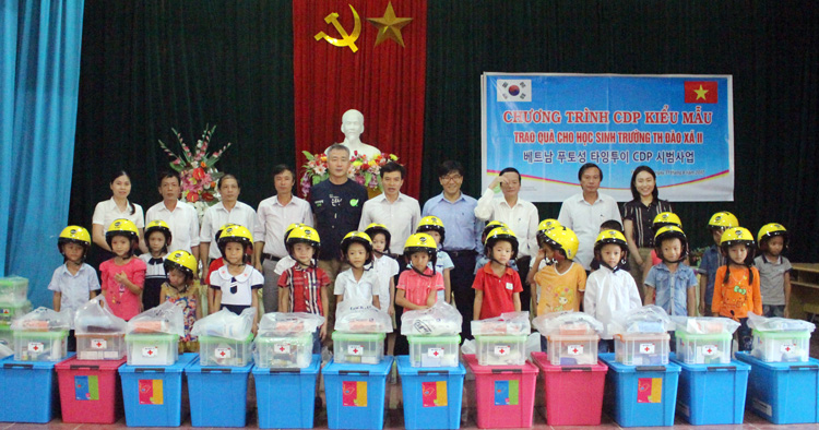 to chuc kfhi trao qua cho hoc sinh ngheo tai phu tho