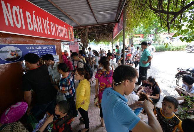 chum anh bien nguoi do ve khu vui choi o ha noi trong ngay dau nghi le quoc khanh
