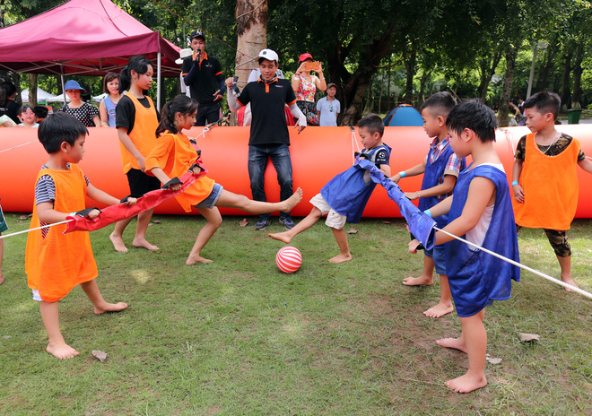 chum anh bien nguoi do ve khu vui choi o ha noi trong ngay dau nghi le quoc khanh