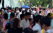 chum anh bien nguoi do ve khu vui choi o ha noi trong ngay dau nghi le quoc khanh