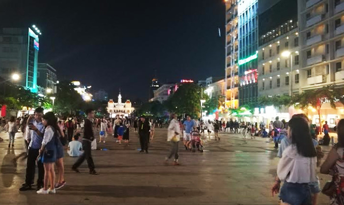 tp hcm nguoi dan do xo ve cac khu vui choi trong dip le 29