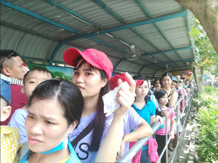 tp hcm nguoi dan do xo ve cac khu vui choi trong dip le 29