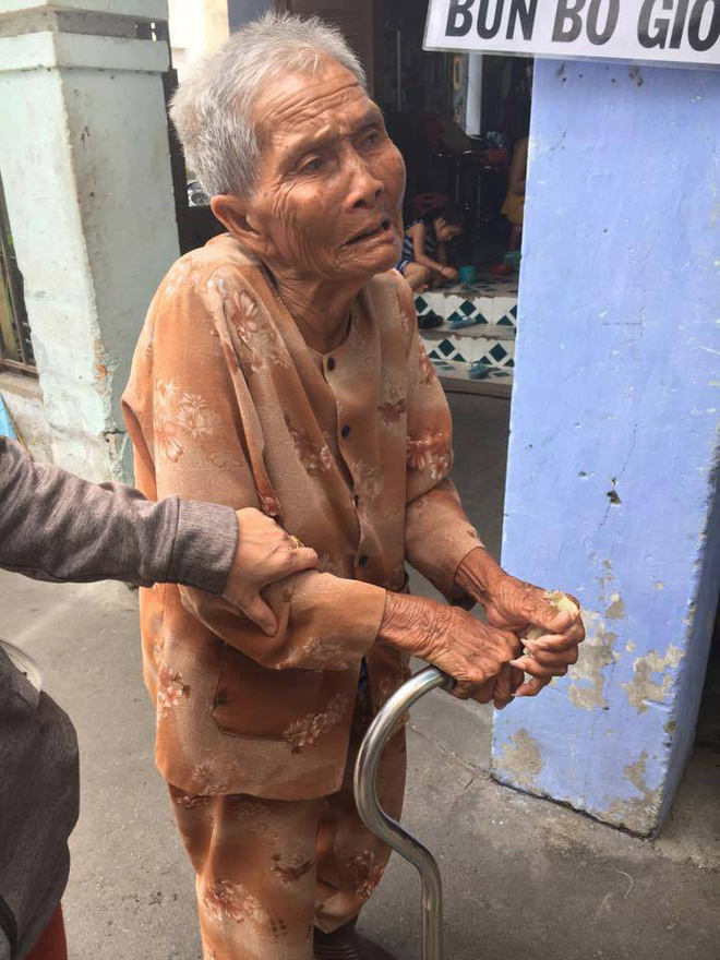 cu ba 80 tuoi bi nam thanh nien giat 560 to ve so va 400 nghin dong