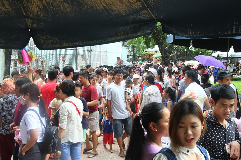 hang nghin nguoi keo den vui choi dip le 29 cong vien thu le that thu