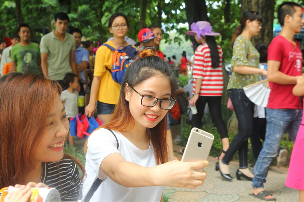 hang nghin nguoi keo den vui choi dip le 29 cong vien thu le that thu