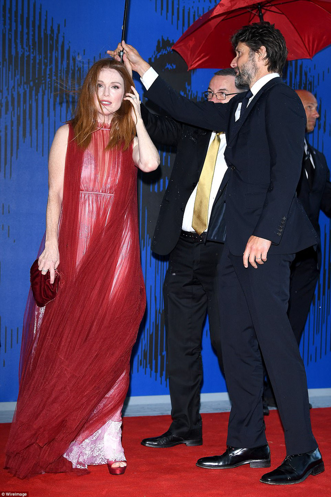 dan my nhan lung tung voi vay ao khi gap phai con gio lon tren tham do lhp venice