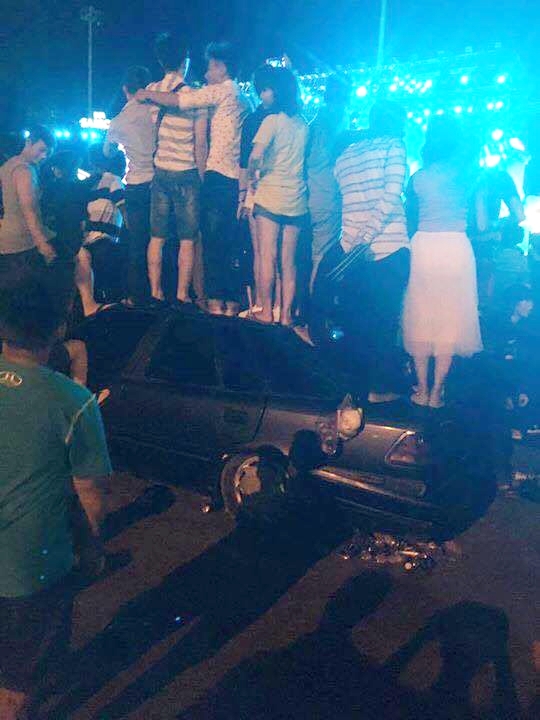 hang tram nguoi nhay rao dung de len xe o to de xem dai nhac hoi edm mien phi o vung tau toi 29
