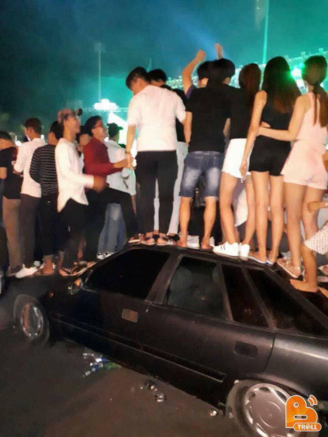 hang tram nguoi nhay rao dung de len xe o to de xem dai nhac hoi edm mien phi o vung tau toi 29