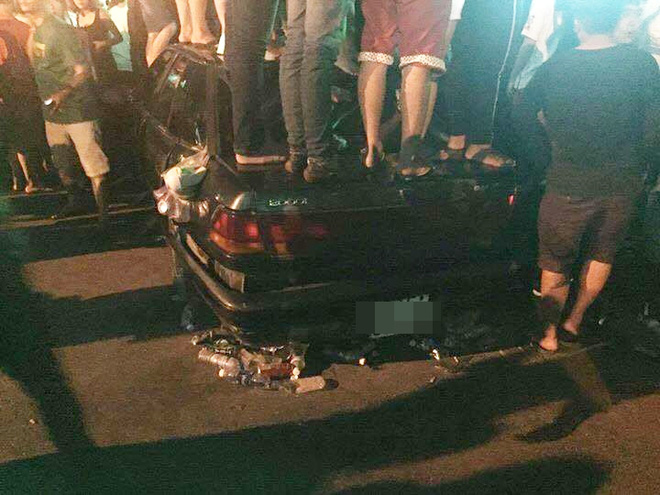 hang tram nguoi nhay rao dung de len xe o to de xem dai nhac hoi edm mien phi o vung tau toi 29