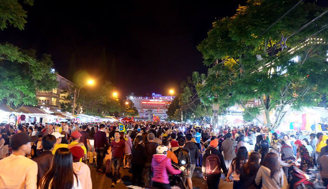 chum anh gioi tre khap moi mien hao huc dao pho dem quoc khanh 29