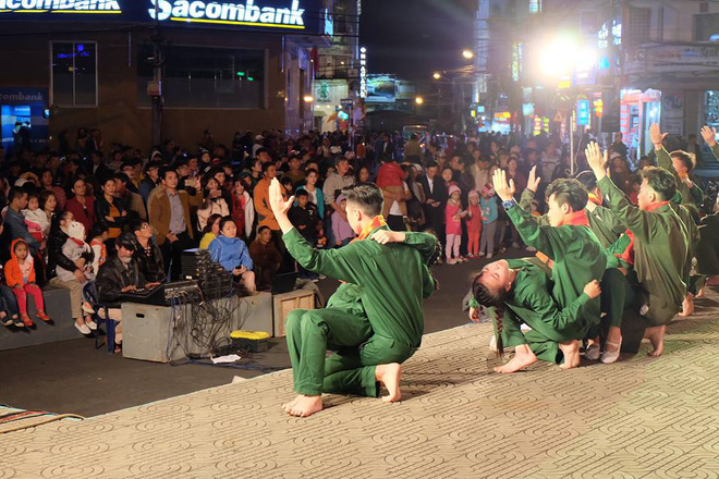 chum anh gioi tre khap moi mien hao huc dao pho dem quoc khanh 29