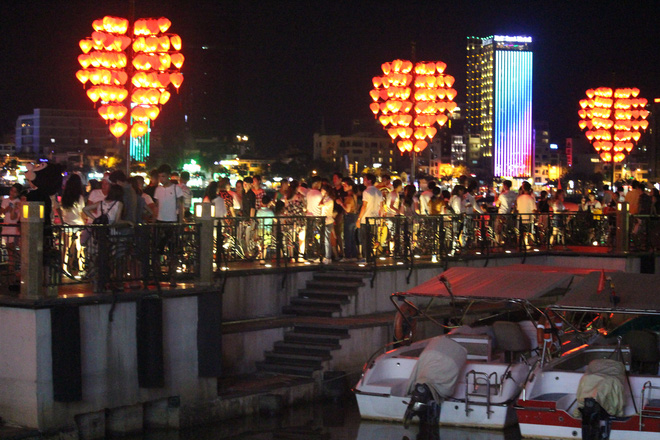 chum anh gioi tre khap moi mien hao huc dao pho dem quoc khanh 29