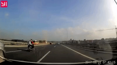 ha noi 3 thanh nien khong doi mu bao hiem lang lach danh vong truoc dau xe o to tren cau nhat tan