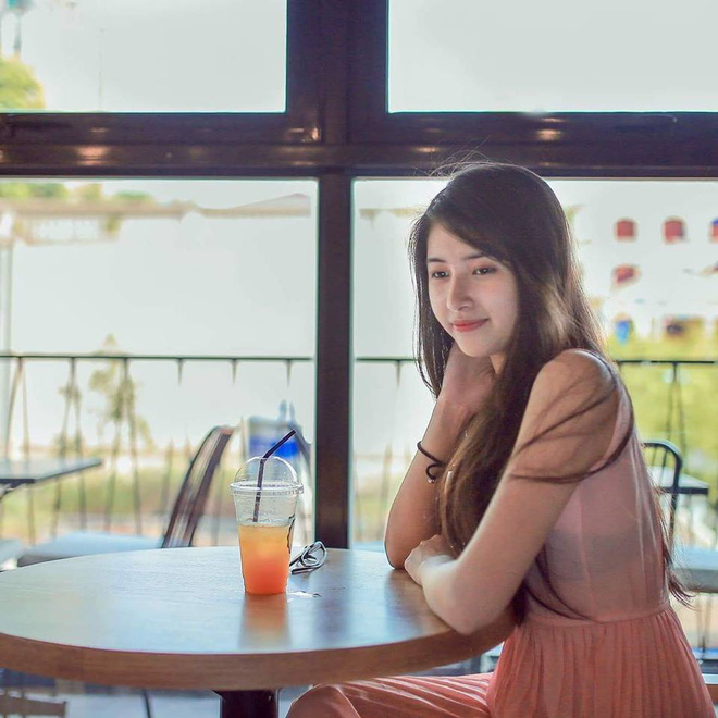 dung nhan that cua my nu ngu gat tren xe khach khien nhieu nguoi ngo ngang