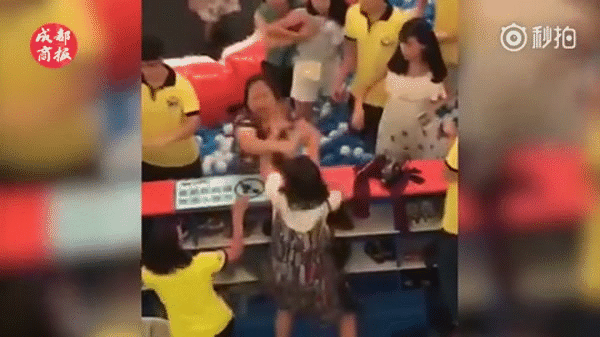 thay con bi dung nga me noi nong cai nhau roi bi quay danh hoi dong giua khu vui choi tre em