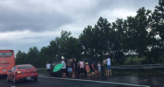 tai xe cho vo va con nho gap nan tren cao toc phap van ninh binh o to lat ngua