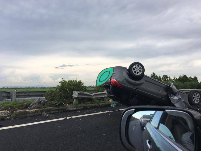 tai xe cho vo va con nho gap nan tren cao toc phap van ninh binh o to lat ngua