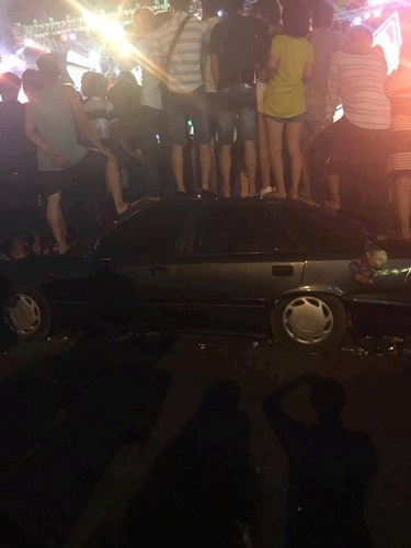 hinh anh khung khiep nhat dip nghi le 29 treo rao giam nat o to con trong dem dai nhac hoi