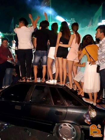 hinh anh khung khiep nhat dip nghi le 29 treo rao giam nat o to con trong dem dai nhac hoi