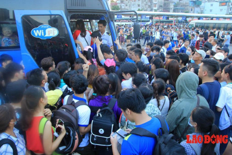 hinh anh khung khiep nhat dip nghi le 29 treo rao giam nat o to con trong dem dai nhac hoi