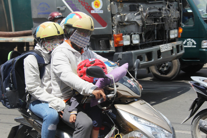 so tac duong tu sang som nguoi dan cac tinh lai un un do ve thanh pho sau ky nghi le 29