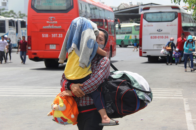 so tac duong tu sang som nguoi dan cac tinh lai un un do ve thanh pho sau ky nghi le 29