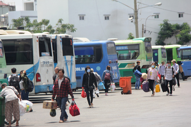 so tac duong tu sang som nguoi dan cac tinh lai un un do ve thanh pho sau ky nghi le 29