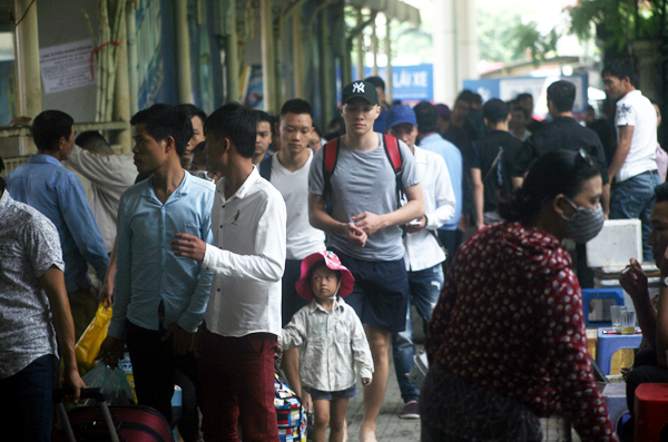 so tac duong tu sang som nguoi dan cac tinh lai un un do ve thanh pho sau ky nghi le 29