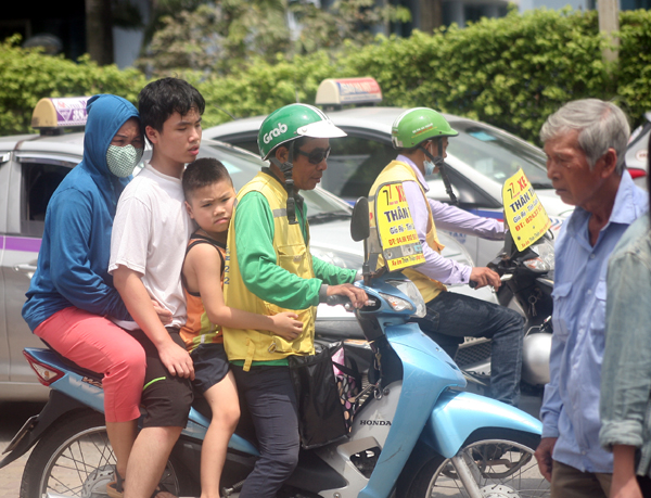 so tac duong tu sang som nguoi dan cac tinh lai un un do ve thanh pho sau ky nghi le 29