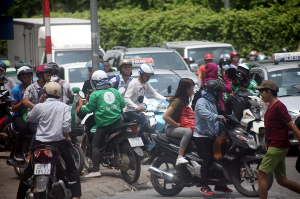 so tac duong tu sang som nguoi dan cac tinh lai un un do ve thanh pho sau ky nghi le 29
