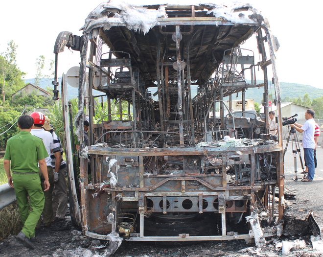 xe khach giuong nam 46 cho chay tro khung trong dem 18 nguoi thoat nan