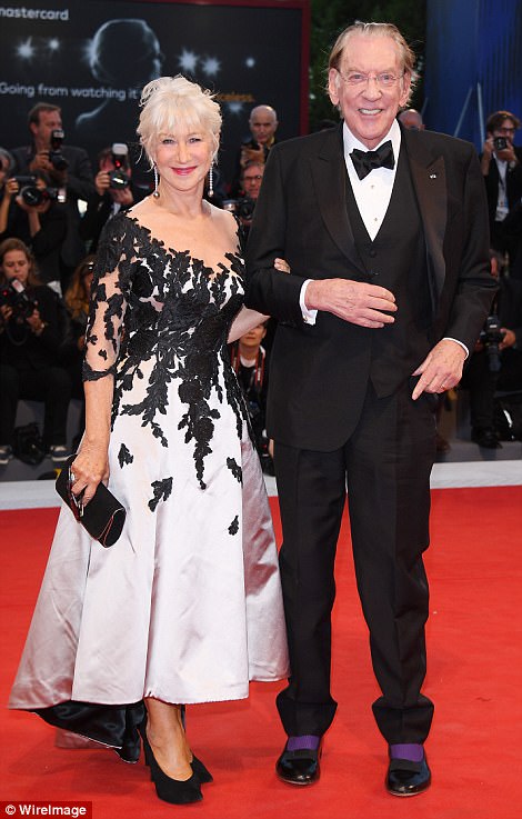 minh tinh 70 tuoi chen ep vong 1 khung tren tham do lhp venice