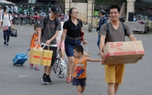 ket thuc ky nghi le nguoi dan linh kinh do dac mang theo tre nho un un tro lai ha noi va sai gon
