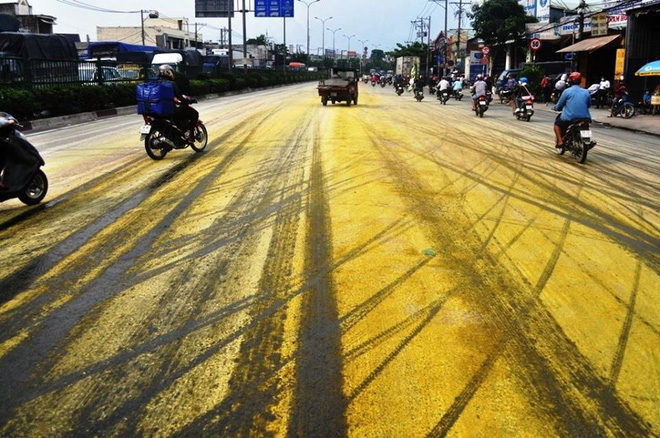 tp hcm phanh gap hoa chat tren xe tai do xuong rai kin quoc lo