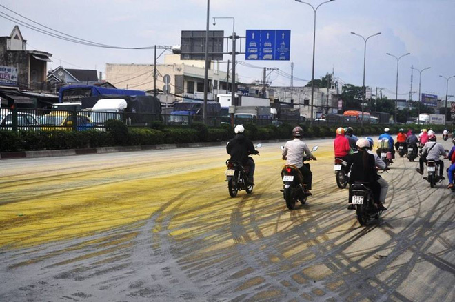tp hcm phanh gap hoa chat tren xe tai do xuong rai kin quoc lo