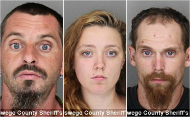 be gai 10 tuoi bi me de bo doi buoc vao xe bat chay theo de mua vui cho nguoi tinh