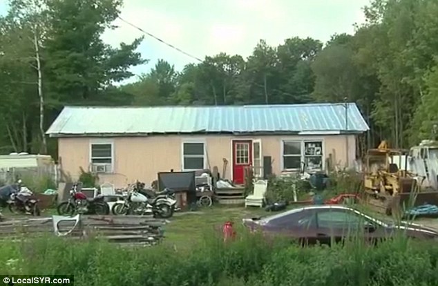 be gai 10 tuoi bi me de bo doi buoc vao xe bat chay theo de mua vui cho nguoi tinh