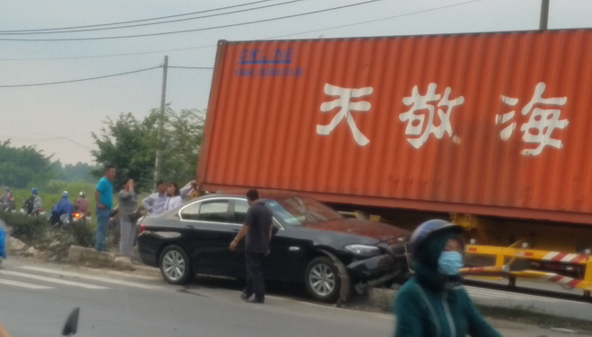 container mat lai keo le o to hon 30 met 3 nguoi tren xe hoang loan keu cuu