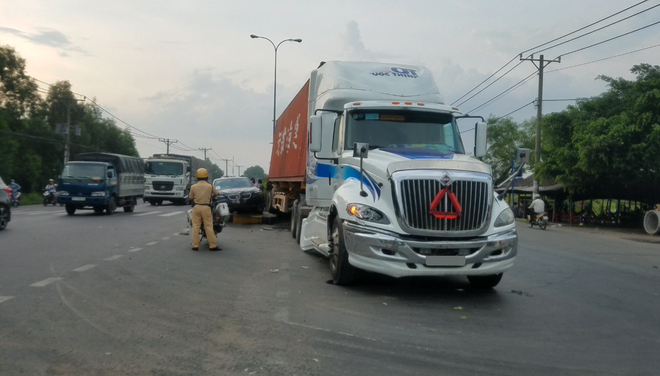 container mat lai keo le o to hon 30 met 3 nguoi tren xe hoang loan keu cuu