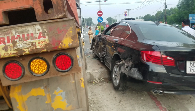 container mat lai keo le o to hon 30 met 3 nguoi tren xe hoang loan keu cuu