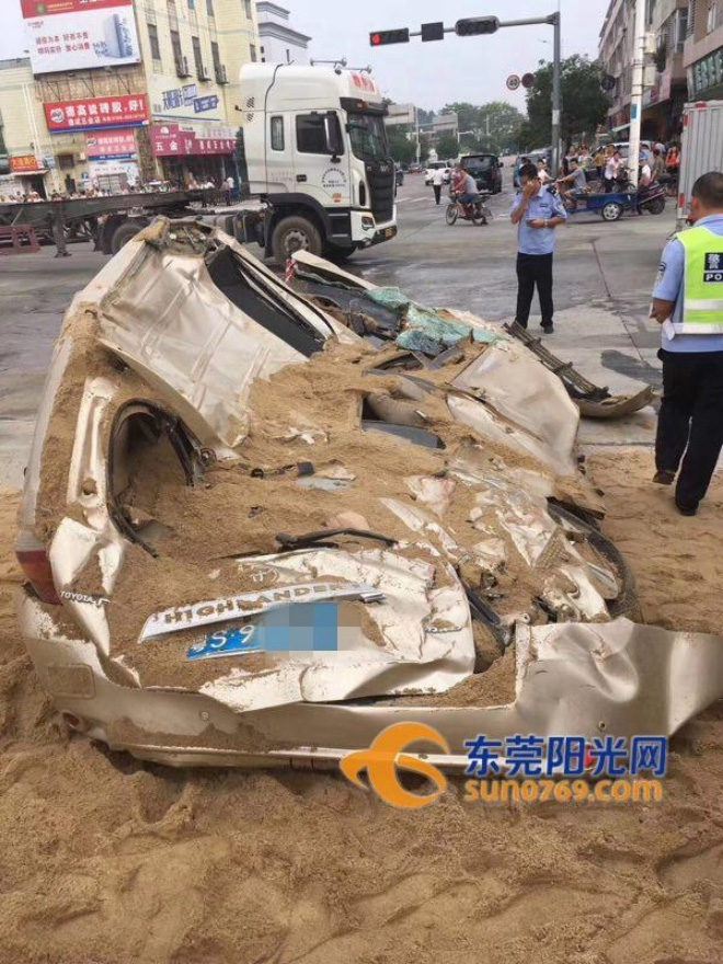 kinh hoang khoanh khac container cho cat mat lai de bep chiec xe con di nguoc chieu