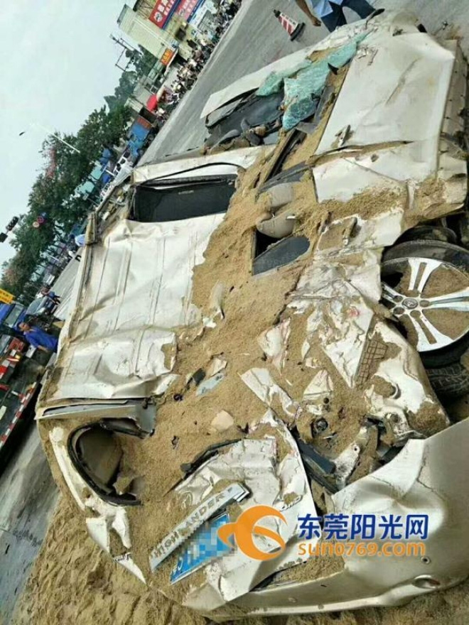 kinh hoang khoanh khac container cho cat mat lai de bep chiec xe con di nguoc chieu