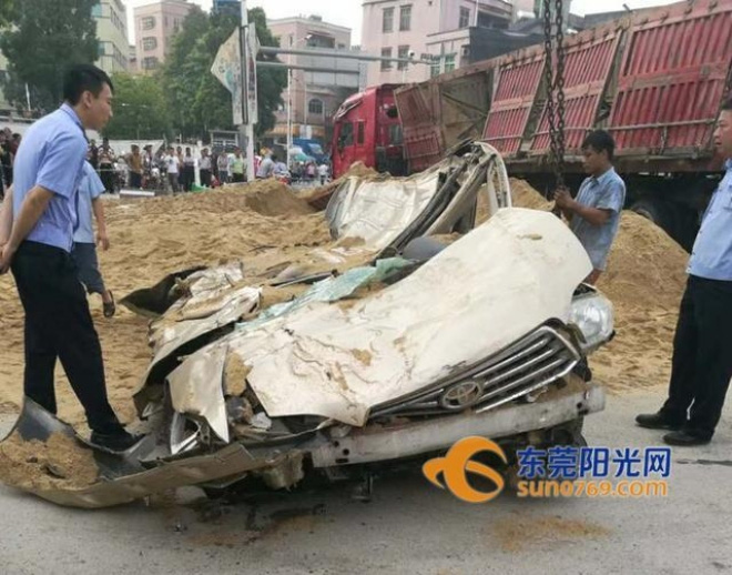 kinh hoang khoanh khac container cho cat mat lai de bep chiec xe con di nguoc chieu