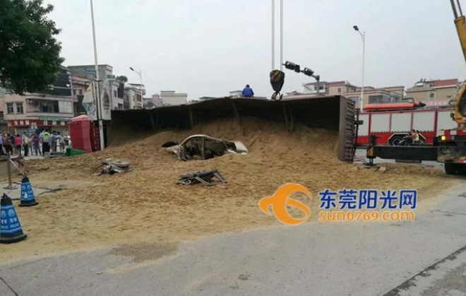 kinh hoang khoanh khac container cho cat mat lai de bep chiec xe con di nguoc chieu