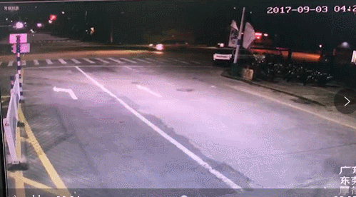 kinh hoang khoanh khac container cho cat mat lai de bep chiec xe con di nguoc chieu