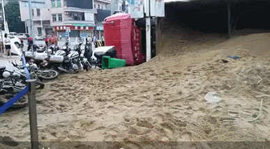 kinh hoang khoanh khac container cho cat mat lai de bep chiec xe con di nguoc chieu