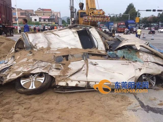 kinh hoang khoanh khac container cho cat mat lai de bep chiec xe con di nguoc chieu