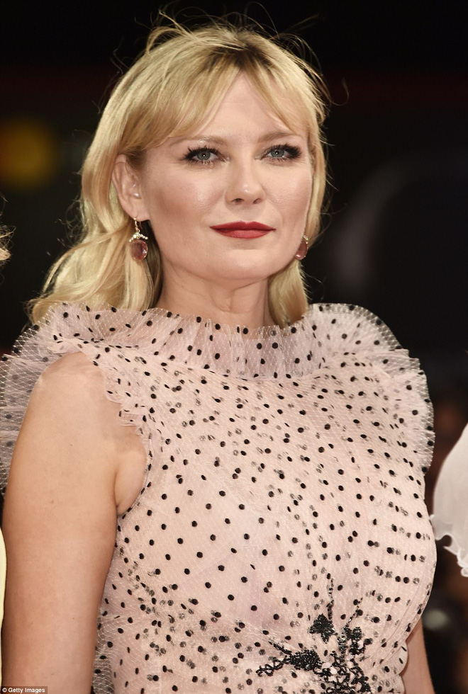 sao nguoi nhen lo ngan mo my nhan xu dai khoe nguc tao bao tren tham do lhp venice