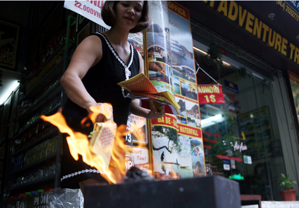 ram thang 7 pho co ha noi mu mit hoa vang ma sai gon chen nhau mua com chay di le chua