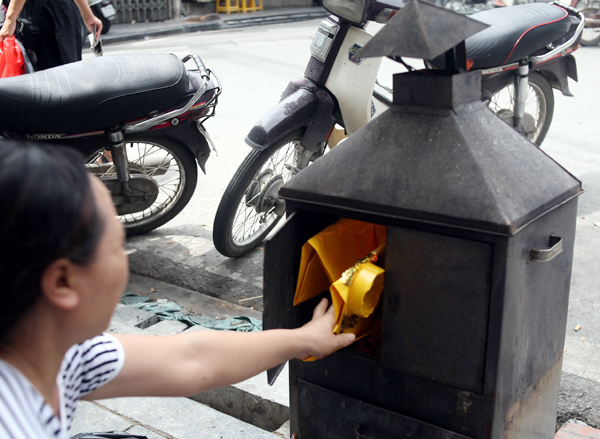 ram thang 7 pho co ha noi mu mit hoa vang ma sai gon chen nhau mua com chay di le chua